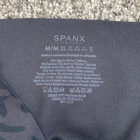 Spanx Look at Me Now Seamless Cropped Leggings in Black Camo - Picture 9 of 9
